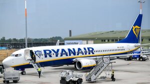 Ο κινητήρας του αεροπλάνου τυλίχθηκε στις φλόγες λίγο πριν από την απογείωση!