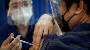 Νέα πιθανή παρενέργεια για τα εμβόλια AstraZeneca και Johnson & Johnson