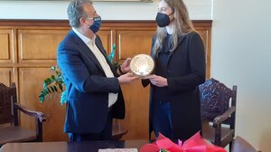 Η βράβευση της Άννας από τον περιφερειάρχη