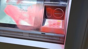  Βανδάλισαν με σπρέι την τράπεζα Χανίων στην 25ης Αυγούστου