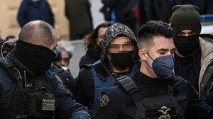 Αποδοκιμασίες για τον 46χρονο που ξυλοκόπησε άγρια την σύντροφό του στην Αργυρούπολη