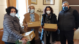 Ο Ν. Καλογερής παρέδωσε τρεις προτζέκτορες σε σχολείο των Χανίων 