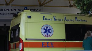 Αυτοκίνητο έπεσε "ουρανοκατέβατο" πάνω σε οδηγό στην Πέτρου Ράλλη!