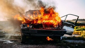 Κάηκαν ολοσχερώς δύο αυτοκίνητα - Κινητοποίηση της Πυροσβεστικής 