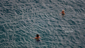 Με βουτιές στη θάλασσα και ηλιοθεραπεία υποδέχθηκαν το νέο χρόνο