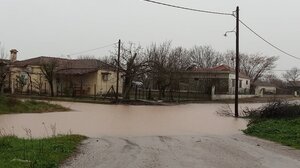 Κακοκαιρία Byron: Μήνυμα από το 112 στην Υπέρεια Φαρσάλων λόγω υπερχείλισης του ποταμού Ενιπέα