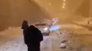 Γονέας πήρε το παιδί του αγκαλιά και περπάτησε 2,5 χιλιόμετρα στην Αττική Οδό!