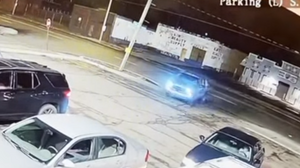 Αυτοκίνητο καρφώνεται μέσα σε εστιατόριο και προκαλεί πανικό