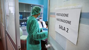 Ιταλία: Σε διαθεσιμότητα περισσότεροι από 1.900 ανεμβολίαστοι γιατροί