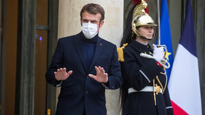 Εμανουέλ Μακρόν: «Εννοώ απολύτως» τις δηλώσεις μου για τους ανεμβολίαστους