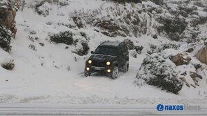 Το χιόνι στη Νάξο έφτασε μέχρι το λιμάνι – Στα λευκά και η Άνδρος