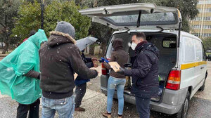 Γάντια, κασκόλ, κουβέρτες στους ουσιοεξαρτημένους από τον ΟΚΑΝΑ