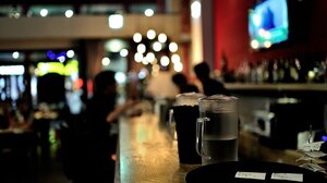 Πρωτοχρονιάτικη "καμπάνα" σε cafe bar στην Κρήτη που έπαιζε μουσική παρά την απαγόρευση!