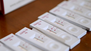 Μόσιαλος: Στην Αγγλία τα rapid test είναι δωρεάν, όχι τα PCR