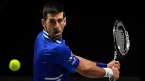 Υπό περιορισμό σε ξενοδοχείο μεταναστών ο Τζόκοβιτς μέχρι τη Δευτέρα