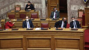 Υψηλοί οι τόνοι στη συζήτηση της πρότασης δυσπιστίας του ΣΥΡΙΖΑ