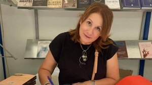 Κρητικιά μάς ξεναγεί με την πένα της, στον κόσμο της νύχτας του "χθες"