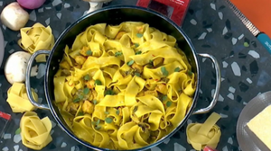 Παπαρδέλες με κοτόπουλο, μανιτάρια και κρόκο Κοζάνης! 