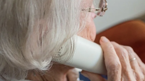 Πέταξε στους απατεώνες 20 χιλιάδες ευρώ από το μπαλκόνι!