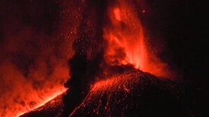 Η Αίτνα «ξύπνησε» και έβαψε κόκκινο τον ουρανό