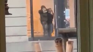 Άμστερνταμ: Ένοπλος κρατάει ομήρους στο κατάστημα της Apple - Δείτε βίντεο