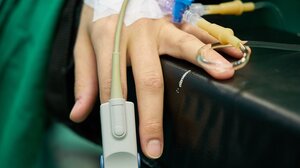 Διασωληνωμένη η 23χρονη που βούτηξε στο κενό από τον 5ο όροφο