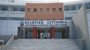 Αναμονή και ταλαιπωρία για ένα διαβατήριο