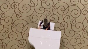 Νεαρό αγόρι παίζει πιάνο σε ξενοδοχείο του Χάρκοβο, εν μέσω πολέμου