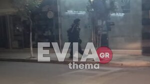 Ο άνδρας με το τσεκούρι εξασκείται σε πολεμικές τέχνες