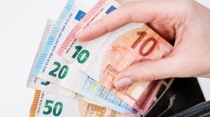 Τι είναι ο «ροζ φόρος» και γιατί επιβαρύνει τις γυναίκες καταναλώτριες