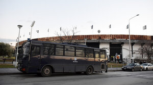 Δύο συλλήψεις μετά τις έρευνες σε συνδέσμους οπαδών στη Θεσσαλονίκη