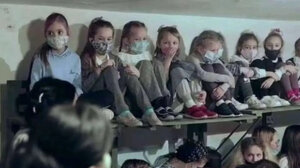 Ουκρανοί τραγουδούν τον εθνικό ύμνο μέσα στα καταφύγια