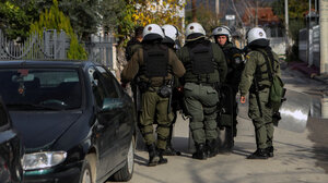 Επίθεση με μολότοφ εναντίον της διμοιρίας των ΜΑΤ στην Χαριλάου Τρικούπη 