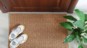 Βγάζετε τα παπούτσια όταν μπαίνετε στο σπίτι; - Το άρθρο που προκάλεσε αντιδράσεις