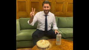 Τα γενέθλια του Ανδρουλάκη και η φωτογραφία με την τούρτα