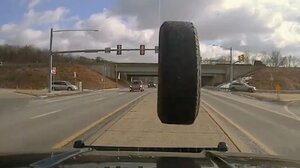 Ένα λάστιχο εμφανίστηκε από το πουθενά και διέλυσε το παρμπρίζ περιπολικού