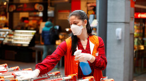 Κορωνοϊός: Μελέτη εξηγεί γιατί δεν μεταδίδεται από τις επιφάνειες