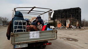 Τσεκάρουν για ναζιστικά τατουάζ τους πρόσφυγες στα ρωσικά σημεία ελέγχου