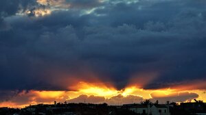 Μαγεύει η ανατολή του ηλίου