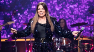 Η Άντζελα Δημητρίου φτιάχνει τσουρέκια 