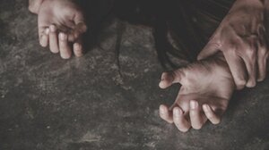 Θύμα ομαδικού βιασμού σε δημόσια τουαλέτα 13χρονη