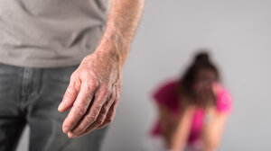 Χτυπούσε παιδιά και σύζυγο