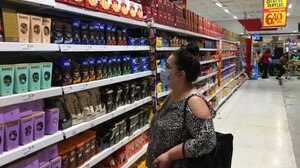 Σούπερ μάρκετ βάζουν πλαφόν αγορών υπό τον φόβο ελλείψεων