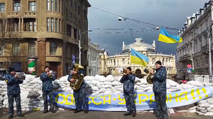 Στρατιώτες παίζουν το «Don’t Worry, Be Happy» μπροστά από οδόφραγμα στην Οδησσό