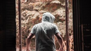 Διαρρήκτης μπαίνει σε σπίτια και παρακολουθεί τους ενοίκους να κοιμούνται