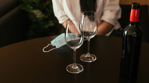 Σερβιτόρα κατήγγειλε πως εργοδότρια της ζήτησε το φιλοδώρημα