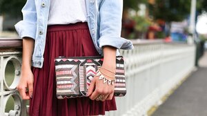 Ένα στιλιστικό τρικ που απογειώνει όλα τα looks με φούστα!