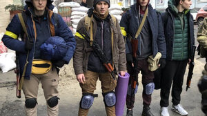 18χρονοι Ουκρανοί επιστρέφουν εθελοντικά και παίρνουν το όπλο τους