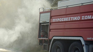  Υπό μερικό έλεγχο η πυρκαγιά σε εργοστάσιο στο Μενίδι 