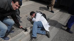 Ένταση και χημικά έξω από τη Βουλή στη συγκέντρωση της ΠΟΕΔΗΝ